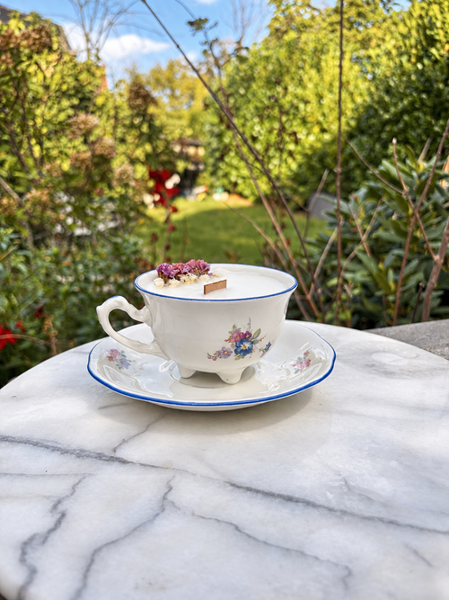 Bleu des jardins, chandelle en tasse fleurie à liseré bleu