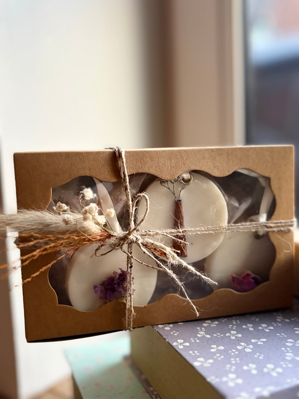Détail du coffret d’empreintes parfumées avec ficelle et fleurs séchées