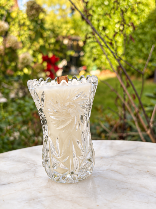 Chandelle Dentelle de verre en verre taillé, photographiée au jardin